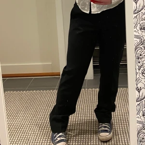 Armani kostymbyxor - Supersnygga och bekväma kostymbyxor från Armani. Ursprungligen herrbyxor vilket gör det lite oversize samt att de blir midjehöga.🦋