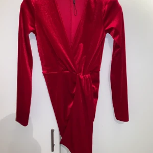 Klänning från Nelly  - Använd bara en gång. Den är i storlek S men passar även M och L eftersom den är stretchig. 🥰 köparen står för kraften 