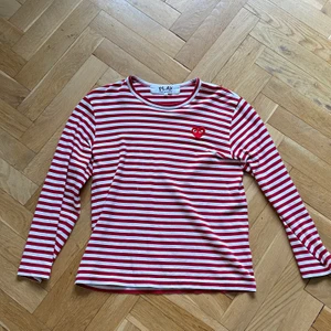 Comme des garcons tröja - Tja säljer denna Comme tröja. Köpt på dsm i london. Storlek medium men sitter som en s. Det är ett lite hål som är ihopsytt man ser inte att det vart ett hål där. 