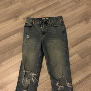 Slitna blå jeans från Gina Tricot  - Slitna blå jeans från Gina Tricot, 