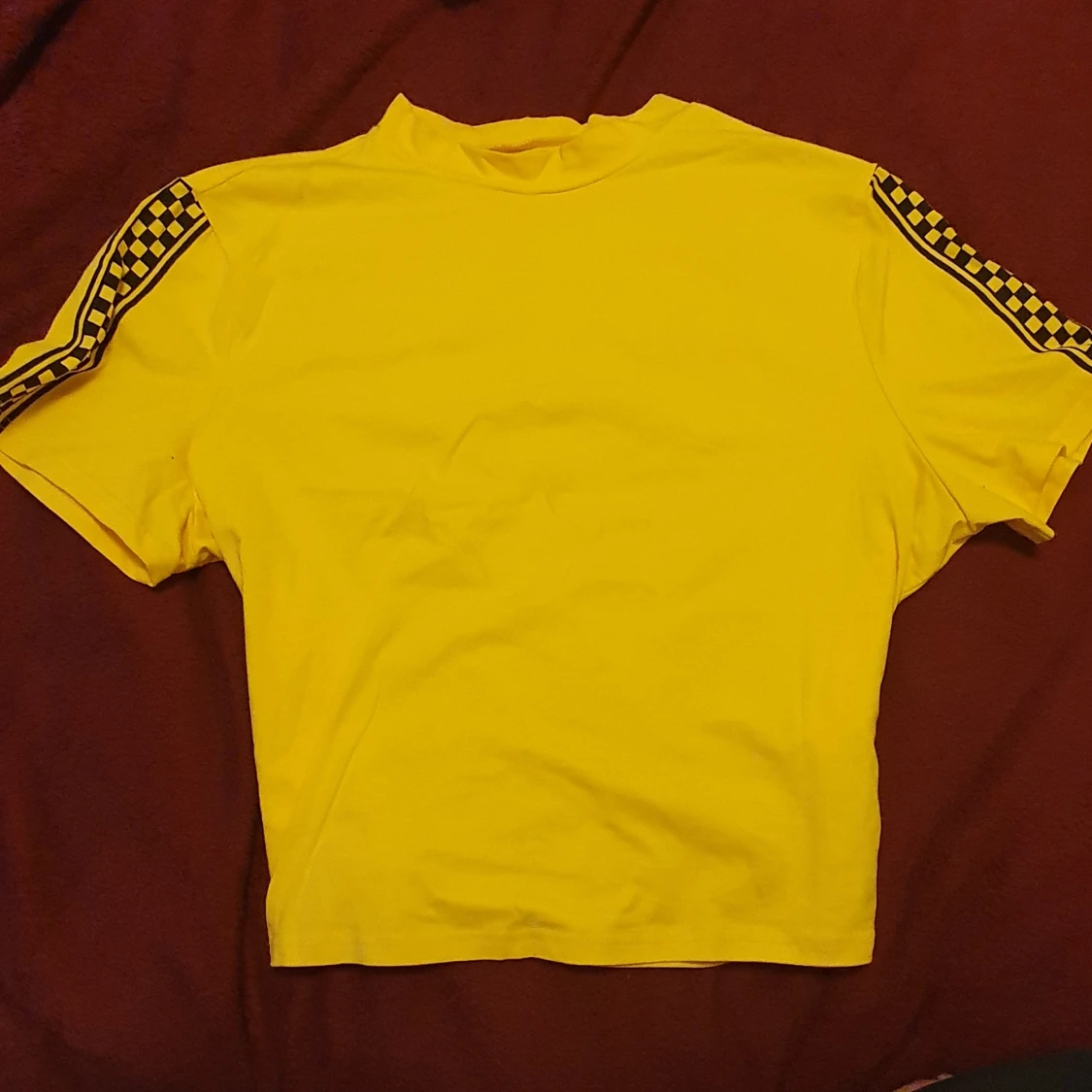 Gul cropped t-shirtđ strl L