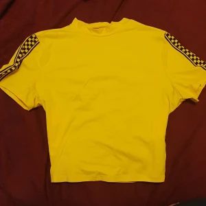 Gul cropped t-shirt💛 strl L - Cute kort t-shirt från Shein, med schackrutor på axlarma/armarna! 