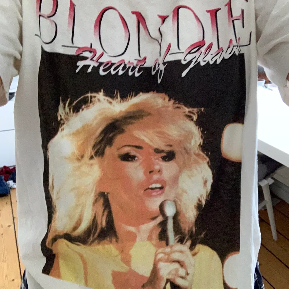 En snygg t-shirt med tryck där det står blonde på från pull and bear, säljer pga att jag inte använder, är i nyskick och säljer för 100kr + frakt (48kr). Är i storlek S🥰. T-shirts.