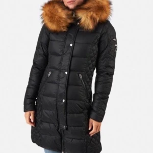 Rock and blue storlek 34 - Säljer nu denna going som är i storlek 34. Den är inprincip oanvänd! Köptes i höstas utan päls!