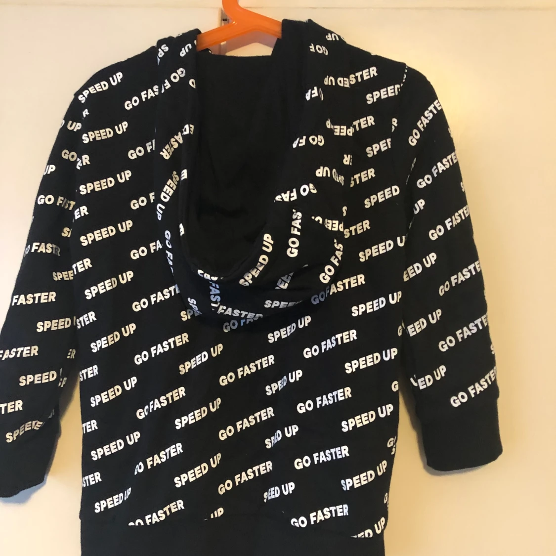 Barn tröja storlek 6-7år  aldrig använd säljas för att jag köpte fel storlek  - 90