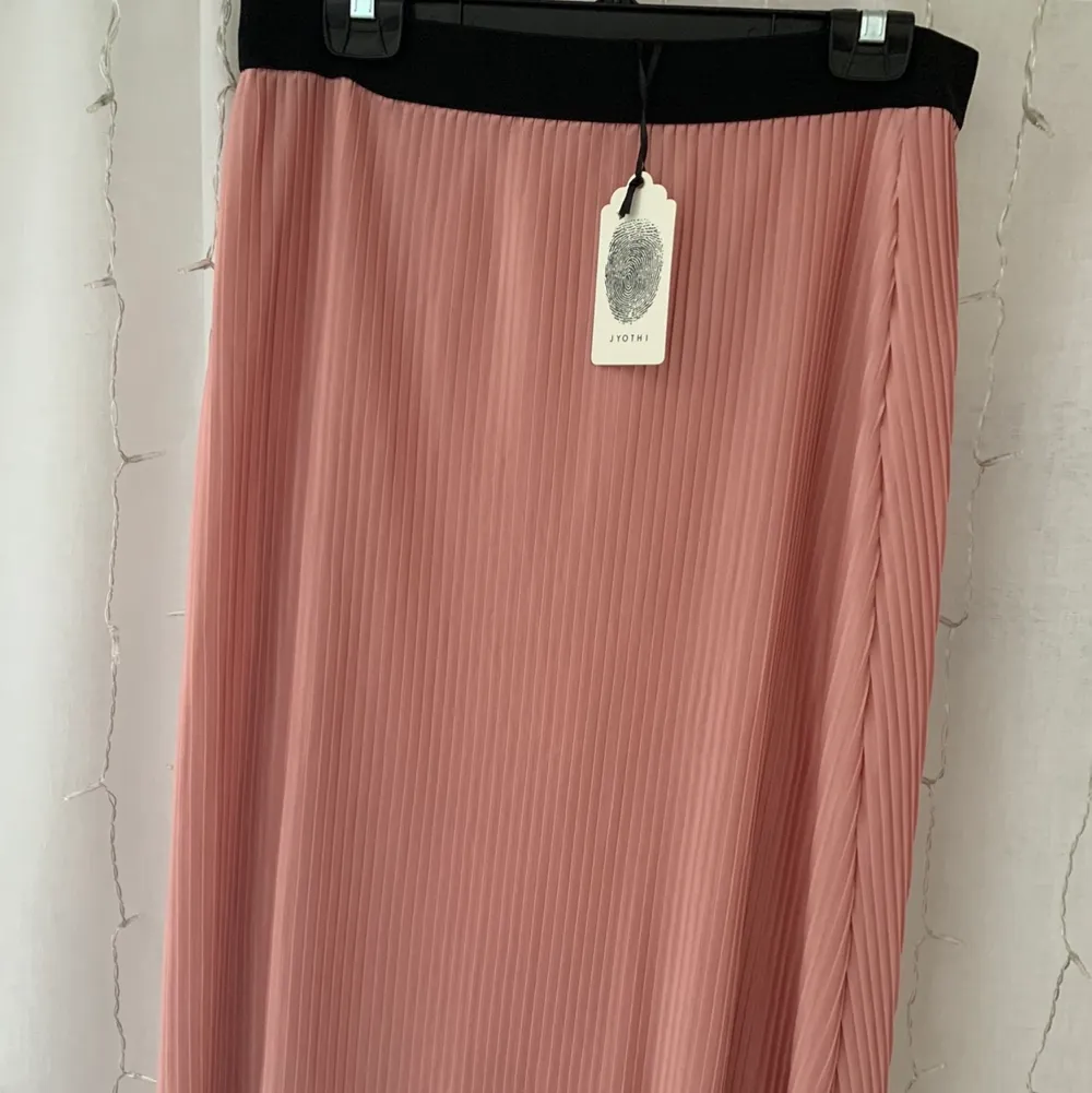 Super fin kjol från Jyothi! 🤩Aldrig använd pgr av att jag köpte fel stolek. Nypris 199, mitt pris 150, pgr av att den aldrig är använd!☺️ köparen står för frakt . Kjolar.