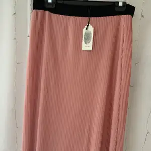 Super fin kjol från Jyothi! 🤩Aldrig använd pgr av att jag köpte fel stolek. Nypris 199, mitt pris 150, pgr av att den aldrig är använd!☺️ köparen står för frakt 
