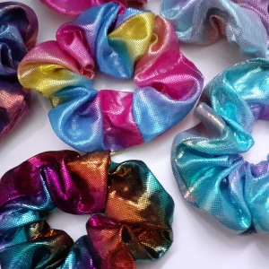 Scrunchies  - 6st skimriga scrunchies! Några skimrar i olika färger på olika sidorna av dem😍 Alla säljes tillsammans för 40:-Säljes pga att de ej kommit till användning för mig. Frakt: 24:-