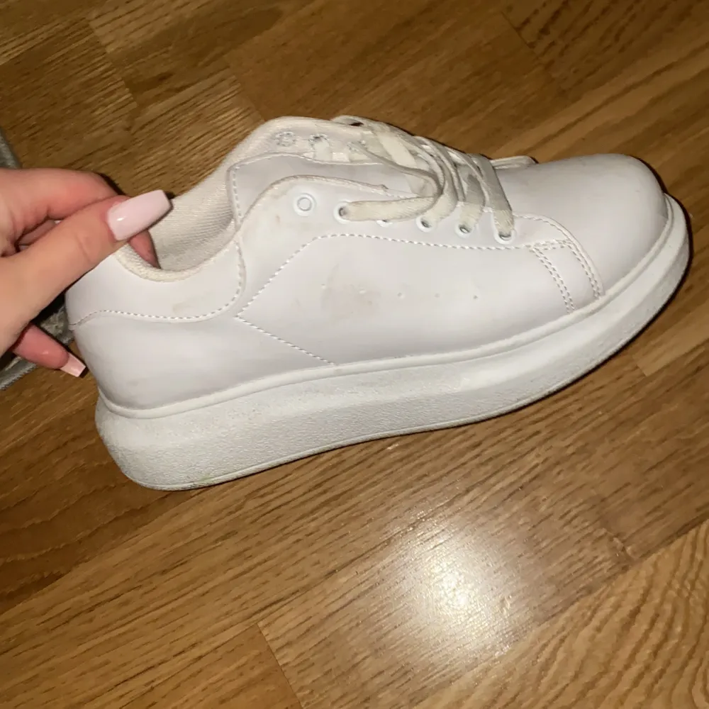 Vita skor från Nelly, storlek 36/37, använda men inga fel på dom . Skor.