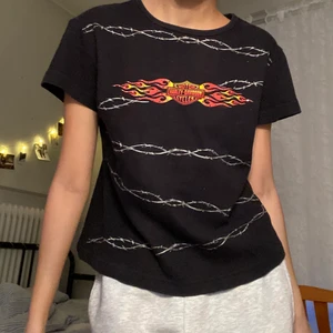Harley-Davidson t-shirt  - Harley Davidson topp med coolt tryck! Har själv aldrig använt den och varan har inte några defekter. Tröjan är köpt second-hand. Läs mina villkor innan köp!🧚🏼💓🧚🏼