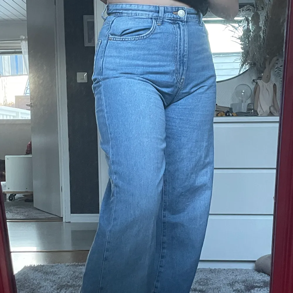 Fina baggy jeans i st 36💙jag är 163cm men långa i benen så passa även på någon som är längre! . Jeans & Byxor.