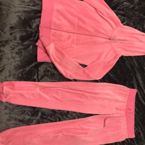 Mjukiskläder  - Detta är mjukiskläder som är i en sjukt snygg rosa nyans. Sättet i sig är väldigt mjukt och skönt. Jag säljer hela för 100krfrakt 💞💞 Kom privat om du vill ha mer info om de⚡️🪐💞