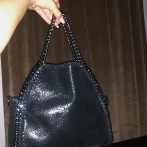 Svart ”stella” väska - En svart liten väska som rymmer mycket! Finns även ett långt band!!💓💓☺️☺️
