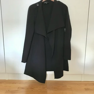 Svart tunnare kappa strl XS - Svart tunnare kappa i strl XS. Inköpt från Jeansbolaget. Den är perfekt att bära till våren och sommaren. Är i mycket bra skick. Fler bilder kan skickas. 