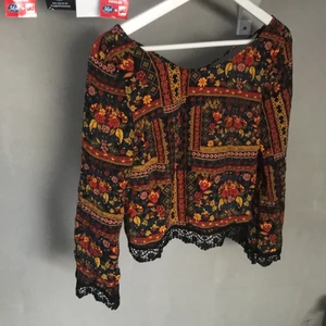 Blommig blus - Söt blommig blus från H&Ms coachella kollektion  strl medium inte stretch men skönt bommullsmaterial 