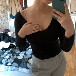 Svart tröja  - Bra att ha i garderoben tröja igen fast i svart, sitter bra storlek xs, 150kr inklusive frakt💕