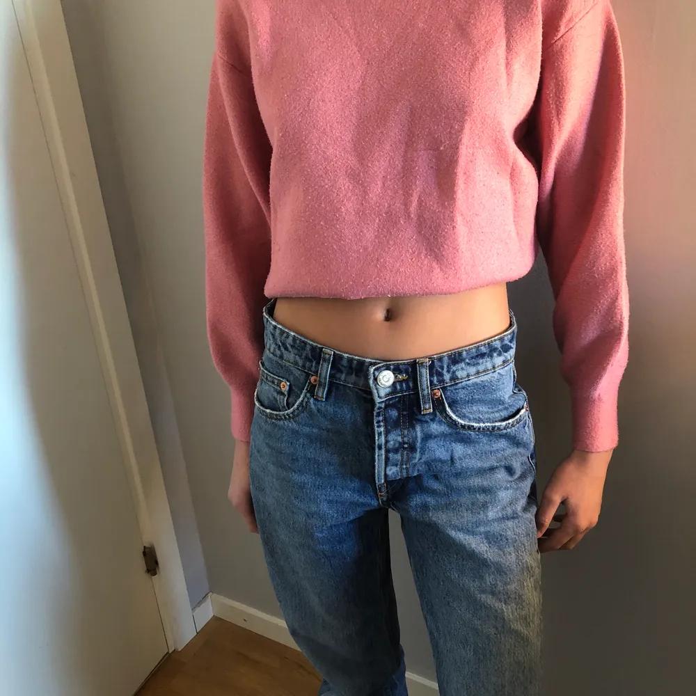 Säljer denna super fina rosa glitter tjocktröjan som är från zara! Super fin och skön i ett ganska tjockt material men inte för tjockt❤️💞👌🏽🤩 passar xs-s💞💞💟💟. Tröjor & Koftor.