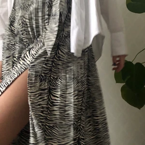 gina tricot kjol - Superfin längre kjol som man kan knyta med slits i sidan. Strl 34 men skulle säga att den passar 36 också. Har inte använt så mycket och inga defekter. Säljer pga inte min stil 💞😇 frakt tillkommer