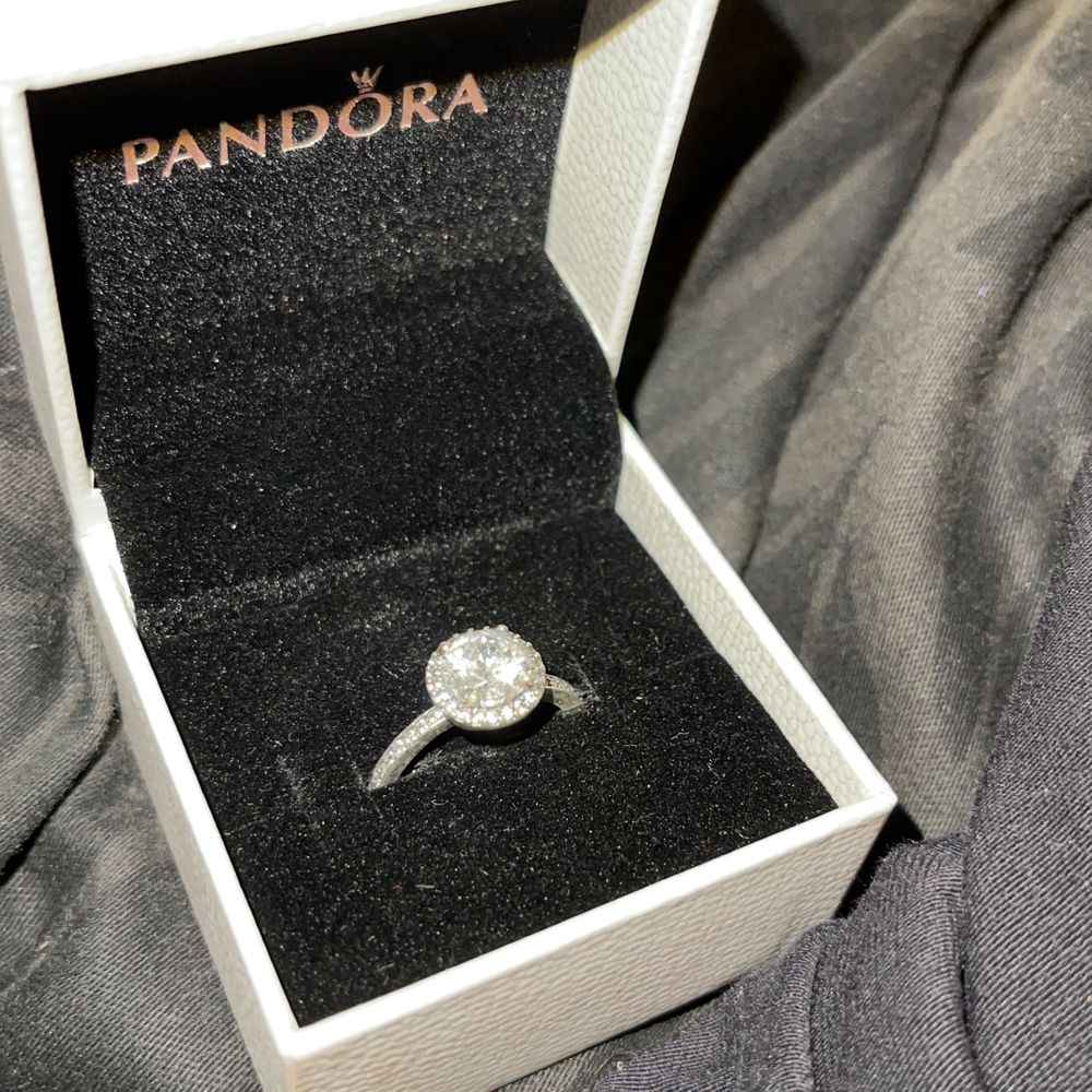 Brand new real Pandora ring. Size 52. Selling because the size is too big for me and I got a new one. Original price 749kr. Accessoarer.