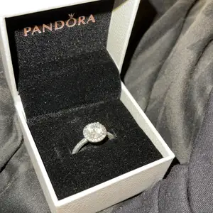 Brand new real Pandora ring. Size 52. Selling because the size is too big for me and I got a new one. Original price 749kr