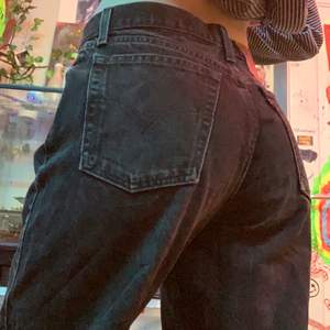 Snygga svarta jeans från Levis modellen är lose fit/ regular fit. Har använt dessa mycket och kan med erfarenhet säga att dem passar till allt.