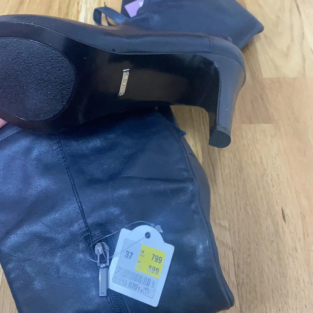 Svarta klackskorna i storlek 37. Helt oanvända, köpta för 899kr och säljer för 600kr+frakt. Kengät.