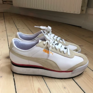 PUMA sneakers stl 38,5 - PUMA sneakers i stl 38.5. Material: läder på utsidan, tyg på insidan. Endast använda en gång på en promenad.