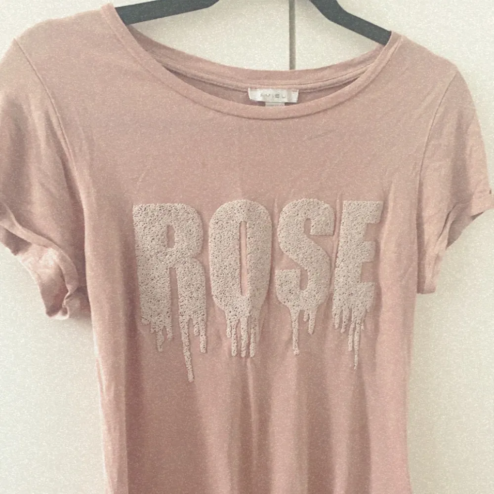 Säljer en 💖 fina ljus Rosa T-shirt då den inta har kommit till användning mer💖 kan sälja vid snabb affär vid intresse😀. T-shirts.
