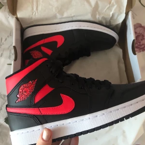 🌺Nike Jordan 1 Mid ”Syren Red”🌺 - Helt nya, köpta direkt från Nike och kvitto finns!                                ✨Passar dig med storlek 38,5✨                                         🌟Säljer för 1550kr!🌟                                                           💫Fraktas med Postnord dubbelpacketerat!💫                       Vid frågor; är det bara att skriva till mig! 😇
