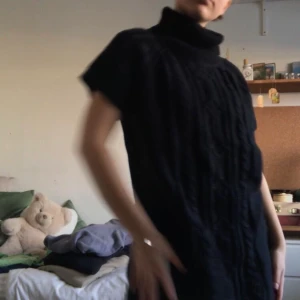 Stickad svart polo väst  - Stickad svart polo väst i storlek xs-m beroende på hur man vill att den ska sitta (jag har xs i vanligafall). Den är lite längre vilket gör att man kan lägga den iprincip hur man vill💗 Supersnygg och i jättebra skick men kommer tyvärr inte till användning💗 pris kan diskuteras😊