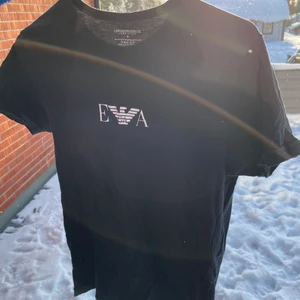 Emporio Armani t shirt - Enkel Emporio Armani t shirt i storlek M