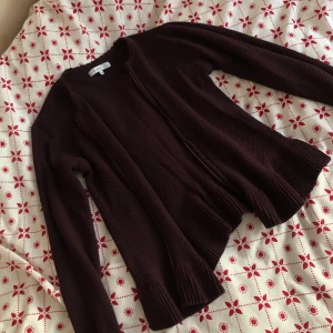 Vinröd stickad kofta - Stl M men ganska smal i ärmarna. Buda i kommentarerna, frakt ingår🤎
