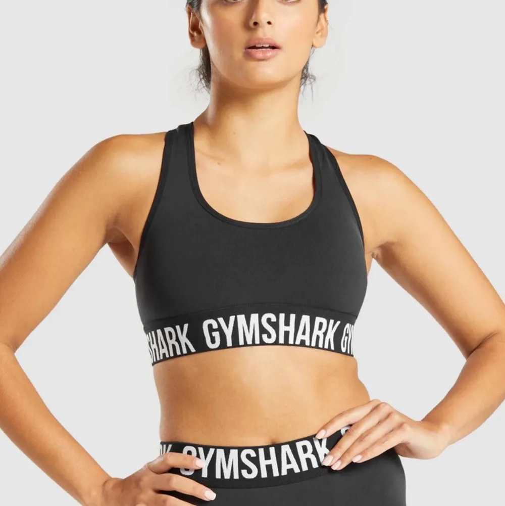 Säljer denna sport-bh från gymshark. Storlek xs men passar en liten s också. Den är för liten för mig, därav säljer jag den. Bud från 70 kr. . Hoodies.