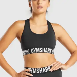 Säljer denna sport-bh från gymshark. Storlek xs men passar en liten s också. Den är för liten för mig, därav säljer jag den. Bud från 70 kr. 