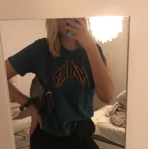 Topp från nakd  - En skit snygg t-shirt från nakd. Är i storlek L men sitter snyggt oversize på mig som har S