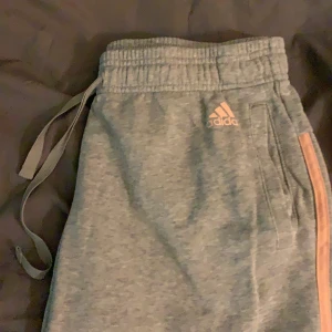 Adidas Mjukisbyxor - Nästan aldrig använda, frakten ingår i priset :)