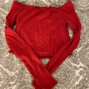 Röd off shoulder  - Superfin! Köpte begagnad och användes på jul, insåg att den ej kommer komma till användning 🥴 