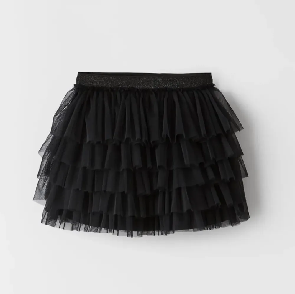 Svqrt trendig kjol från zara! Bara använd 3-4 gånger därför ny skick! Bud: 250+frakt. Kjolar.