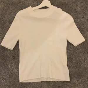 Ribbastickad t-shirt  - SÅ snygg ribbstickad t-shirt från Gina men den har aldrig kommit till användning, så den är som ny!!😍 Söta detaljer vid ärmarna och längst ner + snygg krage. Strl M men passar mig som ofta har S. Fraktar om man står för kostnaden 🚚