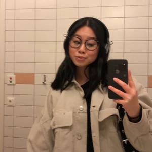 Jacka - En superfin beige Manchesterjacka ifrån zara i XS, dock e den oversized vilket gör att den passar upp mot en L beroende på hur man vill att den ska sitta. Jag är själv en XS. Jackan har stora fickor, ärmar och är lite croppad