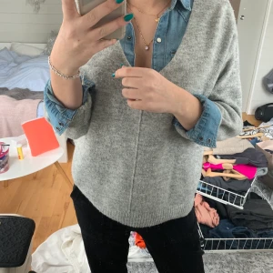 Jeansskjorta  - Jättefin jeansskjorta i Najs tvätt 🤩 Snygg att ha som den är eller under en stickad. Sparsamt använd. Står Xs men passar mig som är S/M