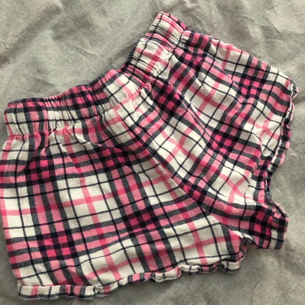 Super söta flanell shorts från Gina Tricot i strl xs, frakten är 66kr per 1kg så om ni köper fler plagg kan det fraktas allt i ett 🌸. Shorts.