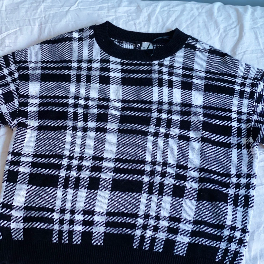 Svart vit rutig stickad tröja