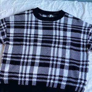 Svart vit rutig stickad tröja  - Svart vit rutig stickad tröja 
