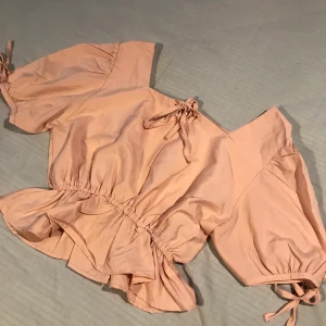 Topp - En rosa croptopp. Skriv privat vid intresse och frågor. Köpare står för frakt!