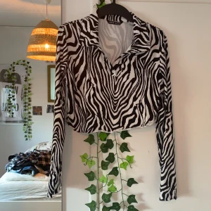 zebra tröja  - en kort långärmad skjorta/tröja, står att det är en storlek L men skulle mer säga att den passar på en S/M