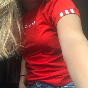  - röd t-shitt från Adidas Coeeze collection. Kan mötas upp i Stockholm