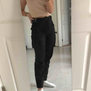  - Svarta cargopants ifrån bershka som tyvärr aldrig används, möts gärna upp i Stockholm:)