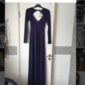  - Helt ny, Blå aftonklänning, lapp sitter kvar.  Sitter otroligt fint! Strl XS Från bubbleroom Slits på ena sidan. Djup i ryggen Vid intresse och frågor är de bara att skriva. priset kan diskuteras🥰