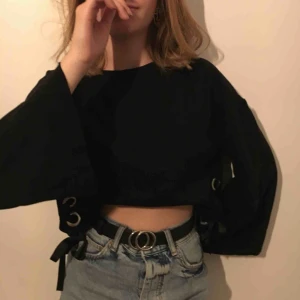  - Superfin tröja med vida armar och knyten i sidan från New Yorker. Använd men i gott skick och säljs då de inte längre är min stil. Frakt tillkommer om ej möte i Kalmar 